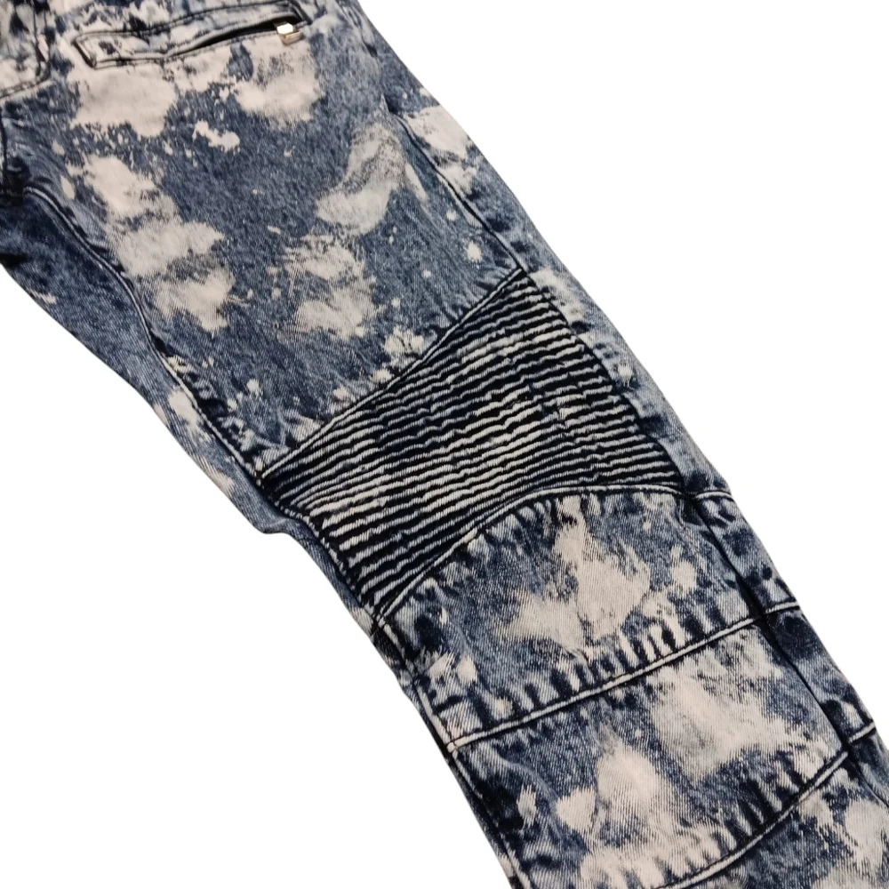 EMBELLISH MEN'S SIZE 30×32.5 CLASSIC ACID WASHED JEANS.